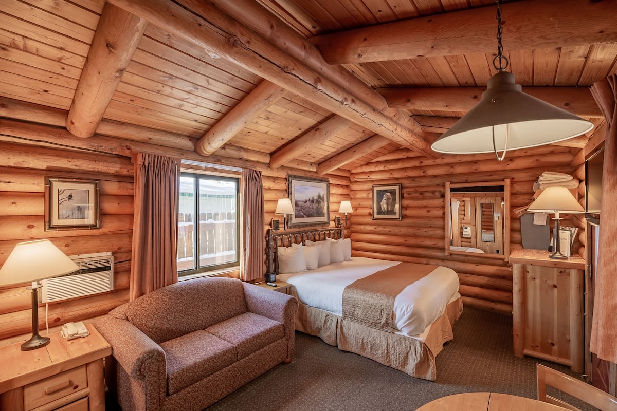 Cabin, 1 King Bed with Sofa bed | Living area