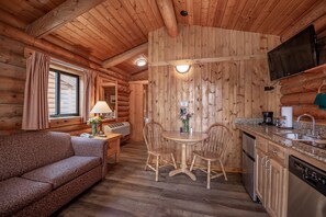 Deluxe Cabin, 2 Queen Beds w/Sofabed | Living area