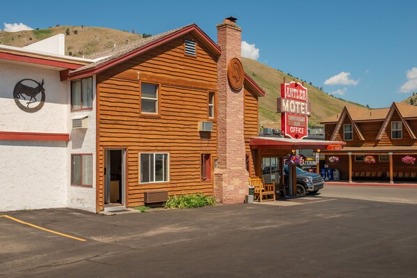 A wooden building with a sign for the Antler Motel.