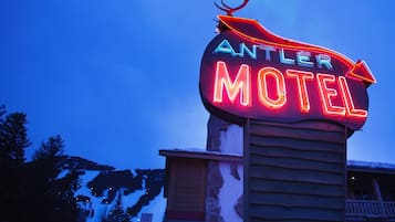 Un letrero de neón para el Antler Motel con una decoración de cabeza de ciervo.