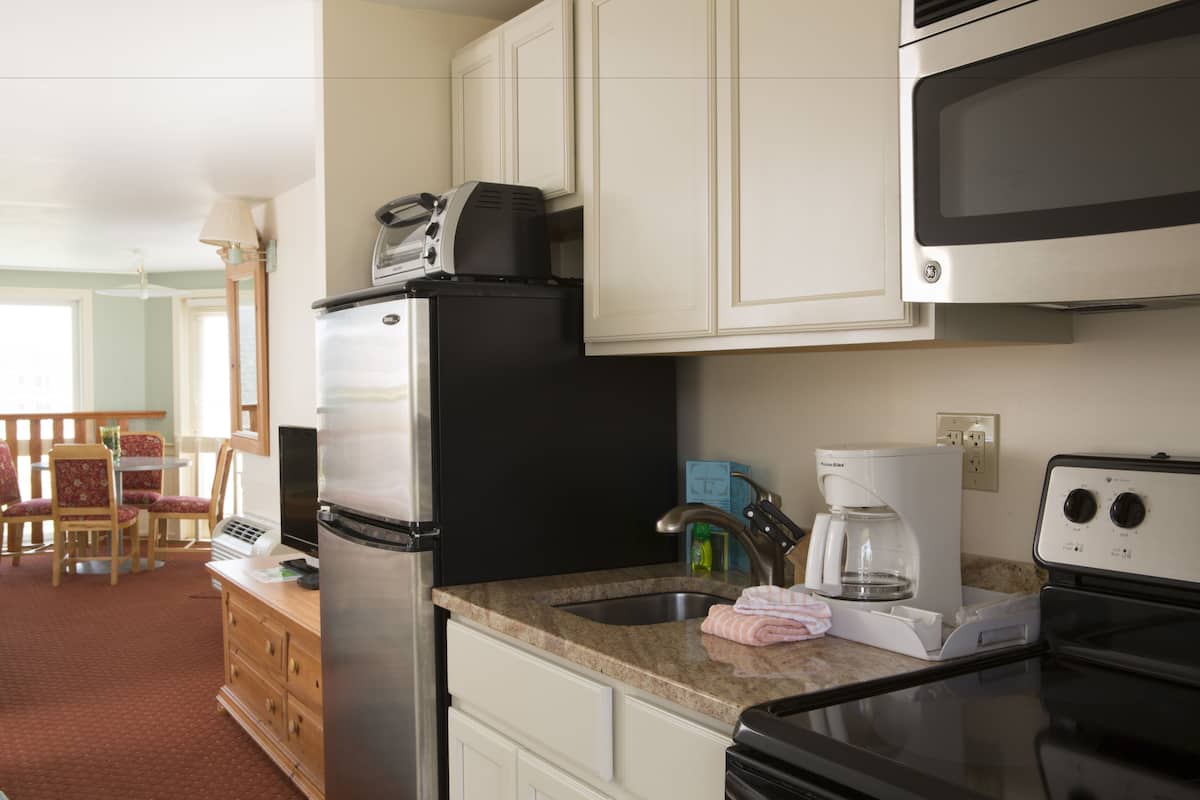 microwave, coffee/tea maker