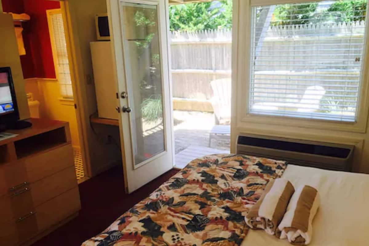 Iron/ironing board, free WiFi, bed sheets
