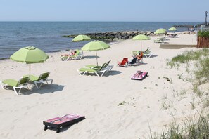 Private beach, sun loungers, beach umbrellas, beach towels - The Corsair & Cross Rip Oceanfront Resort (Dennis Port)