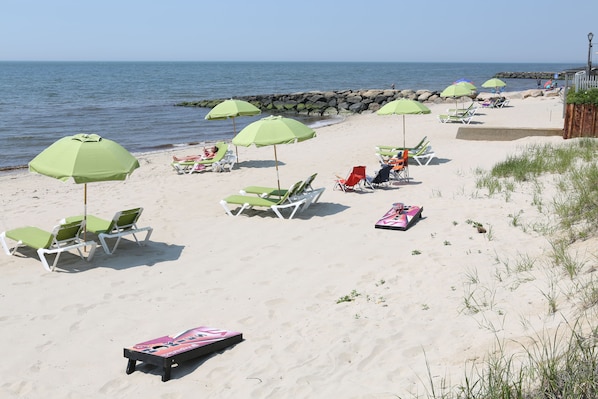 Private beach, sun-loungers, beach umbrellas, beach towels