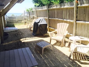Standard Room, 1 Queen Bed (Value No View) | Terrace/patio