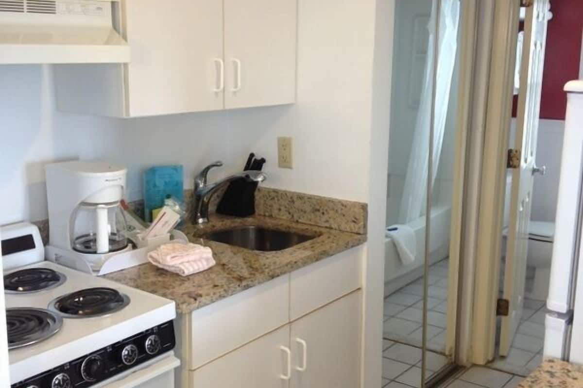 microwave, coffee/tea maker