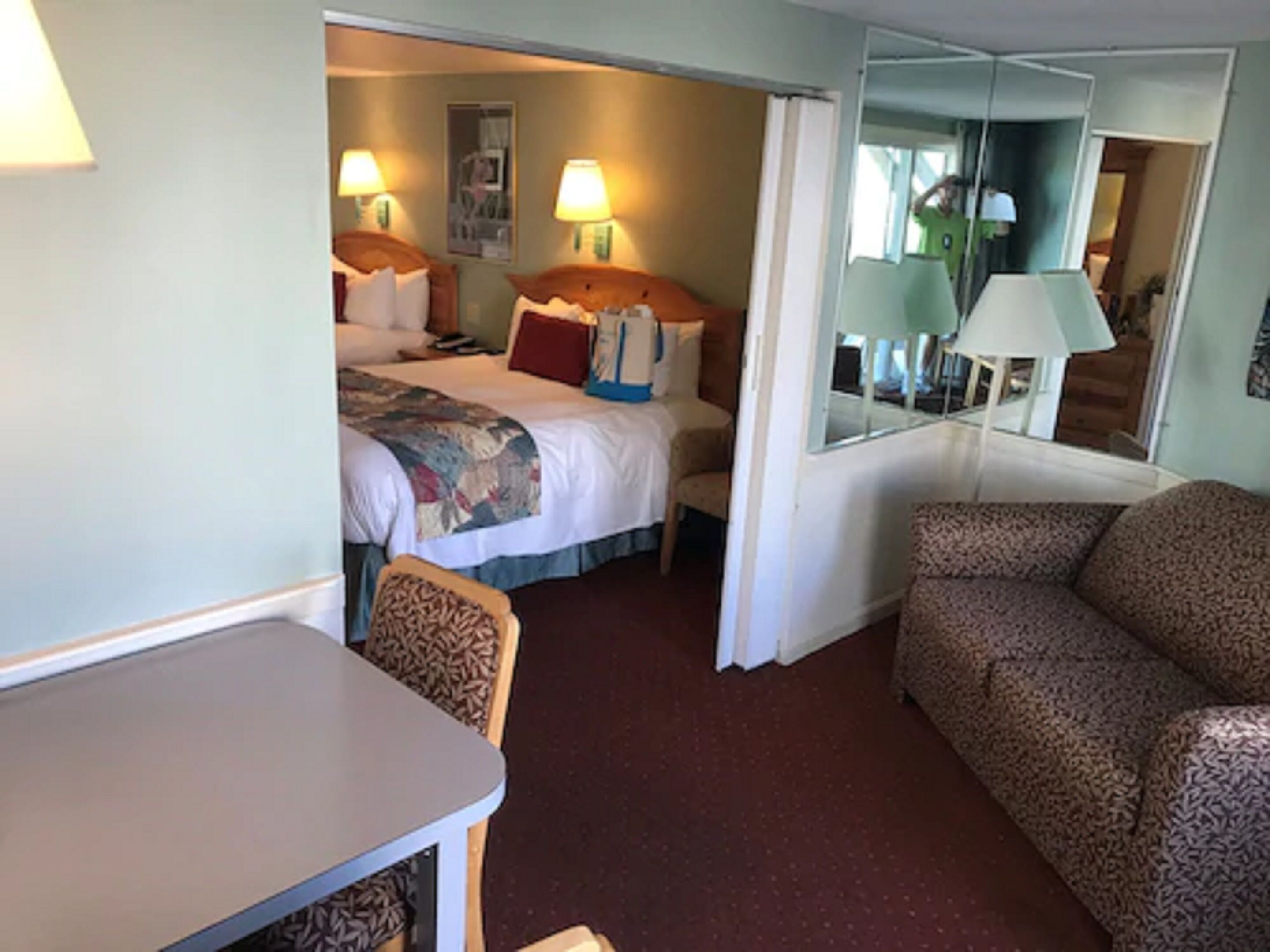 flat-screen tv, dvd player