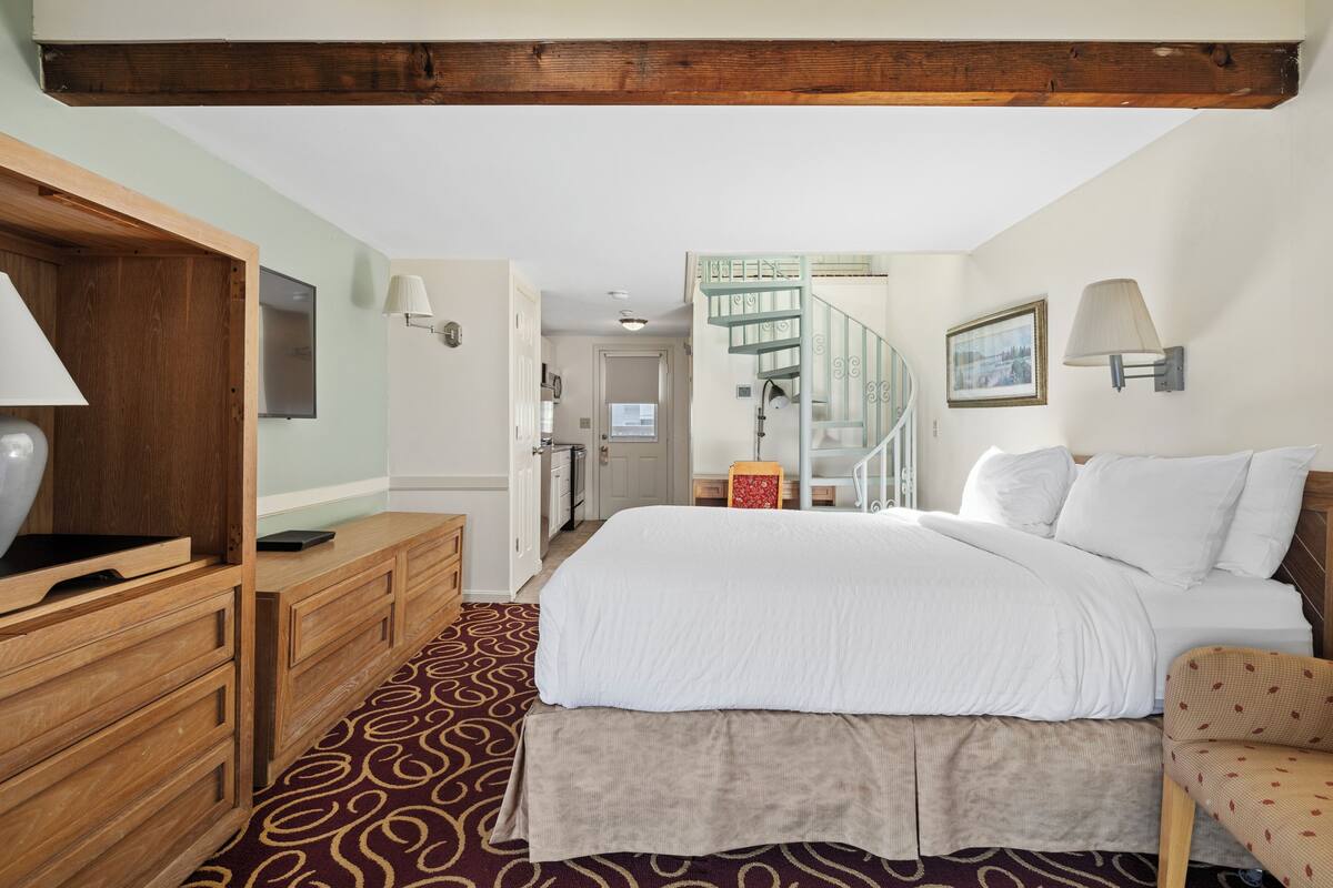 Deluxe Room, 2 Queen Beds, Ocean View (Townhouse Suite Ocean View) | Iron/ironing board, free WiFi, bed sheets