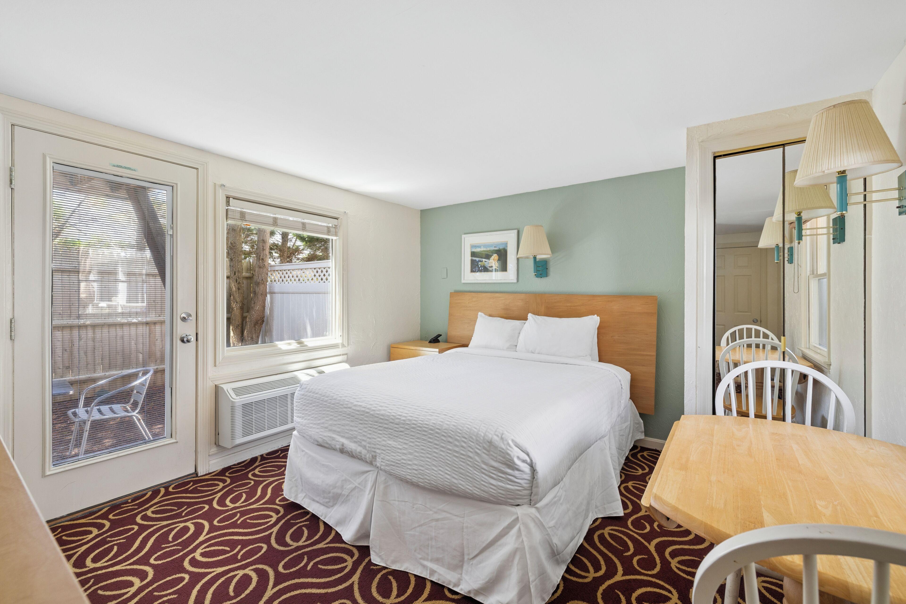 Iron/ironing board, free WiFi, bed sheets