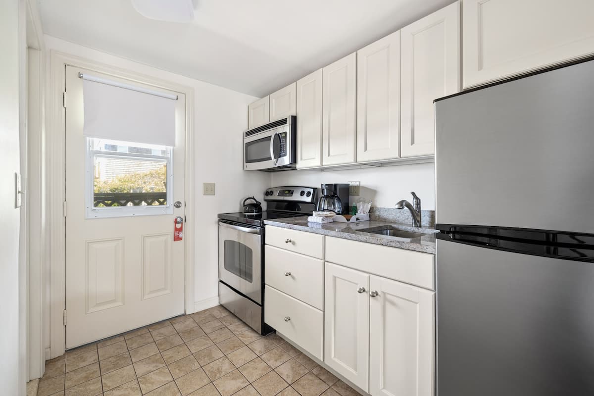Coffee/tea maker, microwave