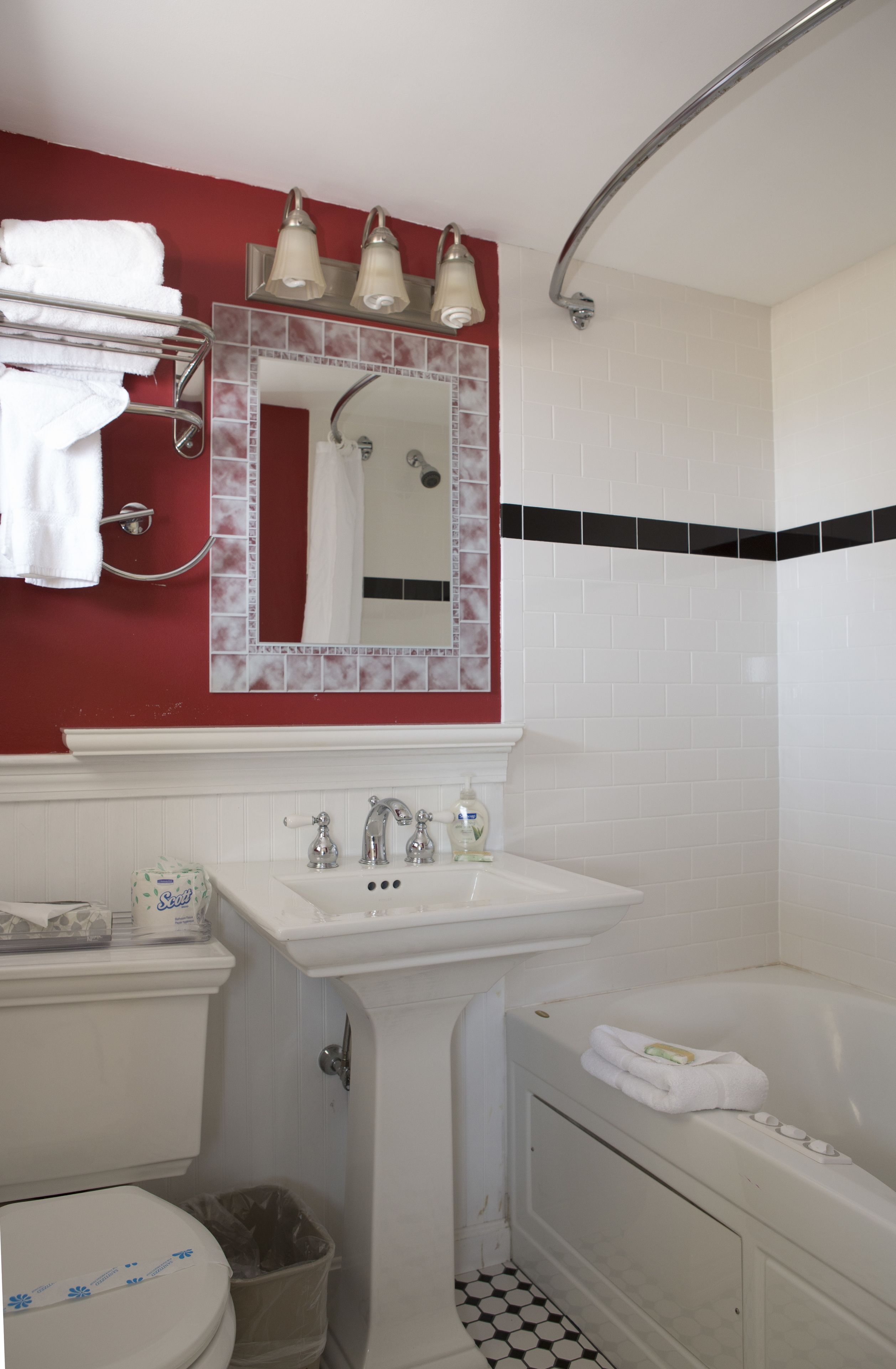 combined shower/bathtub, hair dryer, towels