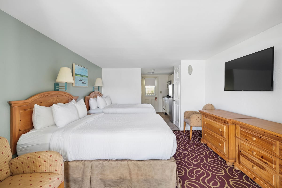 Iron/ironing board, free WiFi, bed sheets