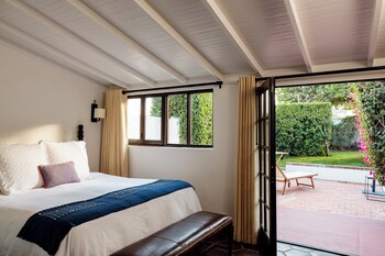 Estate Premium Patio Guestroom | Premium bedding, in-room safe, desk, blackout drapes at Ingleside Estate Hotel & Bungalows- Adults Only