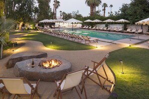 Outdoor pool, pool umbrellas, sun loungers - Ingleside Estate Hotel & Bungalows- Adults Only (Palm Springs)