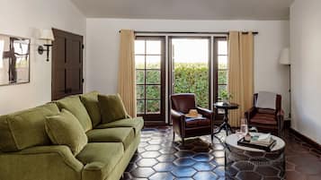 Suite (Melvyn's) | Woonruimte | Een 50-inch smart-tv met digitale zenders, Netflix en streamingdiensten