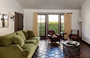 Suite (Melvyn's) | Living area