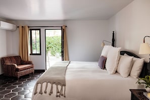 디럭스룸 (Estate Guestroom) | 거실 공간 | 디지털 채널 시청이 가능한 50인치 스마트 TV, 넷플릭스, 스트리밍 서비스