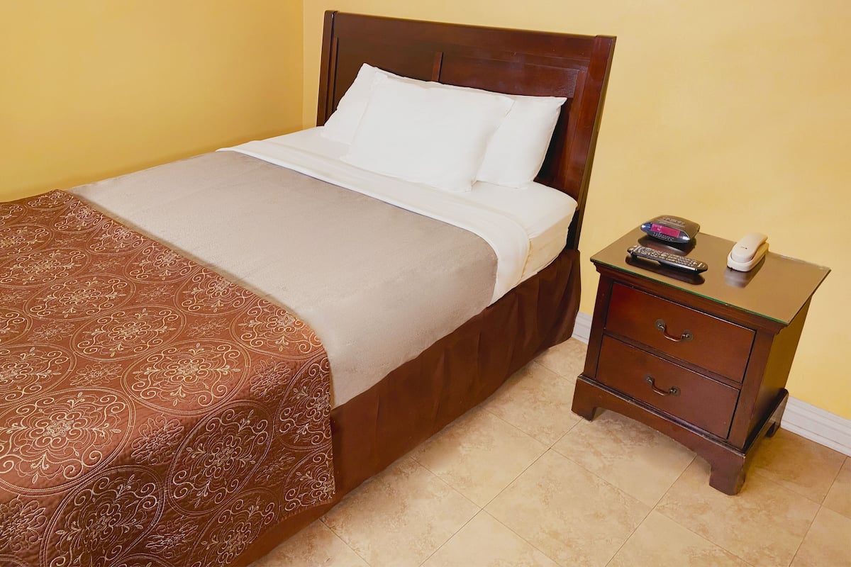 Standard Room, 1 Queen Bed, Non Smoking, Refrigerator & Microwave | Soundproofing, iron/ironing board, free WiFi, bed sheets