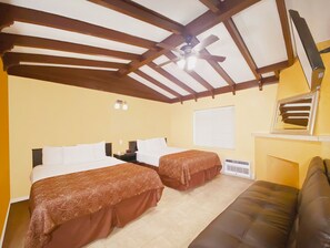 Deluxe Room, Multiple Beds, Non Smoking, Refrigerator & Microwave | Soundproofing, iron/ironing board, free WiFi, bed sheets - El Patio Inn - Near Universal Studios Hollywood (Studio City)