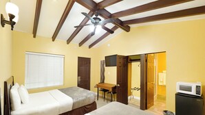 Phòng đôi dành cho gia đình, 2 giường cỡ queen, không hút thuốc, tủ lạnh & lò vi sóng | Phòng cách âm, bàn ủi/dụng cụ ủi quần áo 