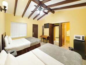 Familien-Doppelzimmer, 2 Queen-Betten, Nichtraucher, Kühlschrank und Mikrowelle