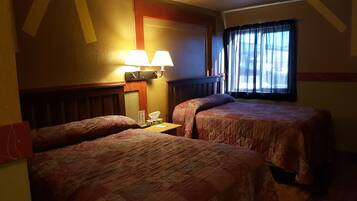 Doppia Standard, 2 letti matrimoniali | 1 camera, Wi-Fi gratuito, lenzuola, orologio con sveglia