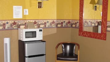 Standard-huone, 1 keskisuuri parisänky, tupakointi kielletty | Ilmainen Wi-Fi, vuodevaatteet, herätyskellot, pääsy pyörätuolilla