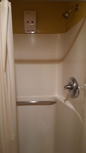 Classic Room, 1 Queen Bed | Bathroom | Hair dryer, towels - Earth Inn Motel (Jackson)