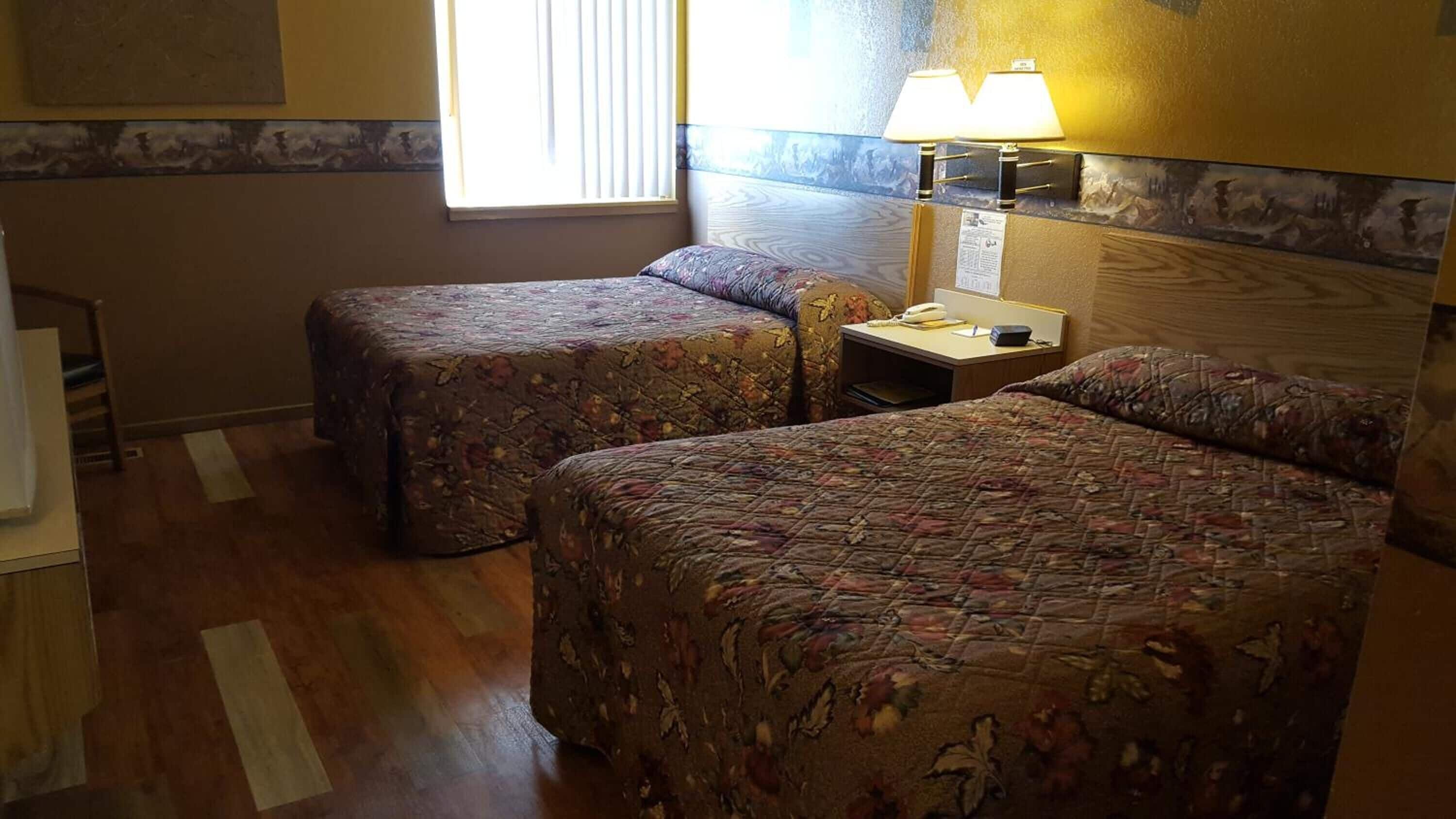 Standard dubbelrum - 2 dubbelsängar | Gratis wi-fi, sängkläder, väckarklockor och rullstolsanpassning