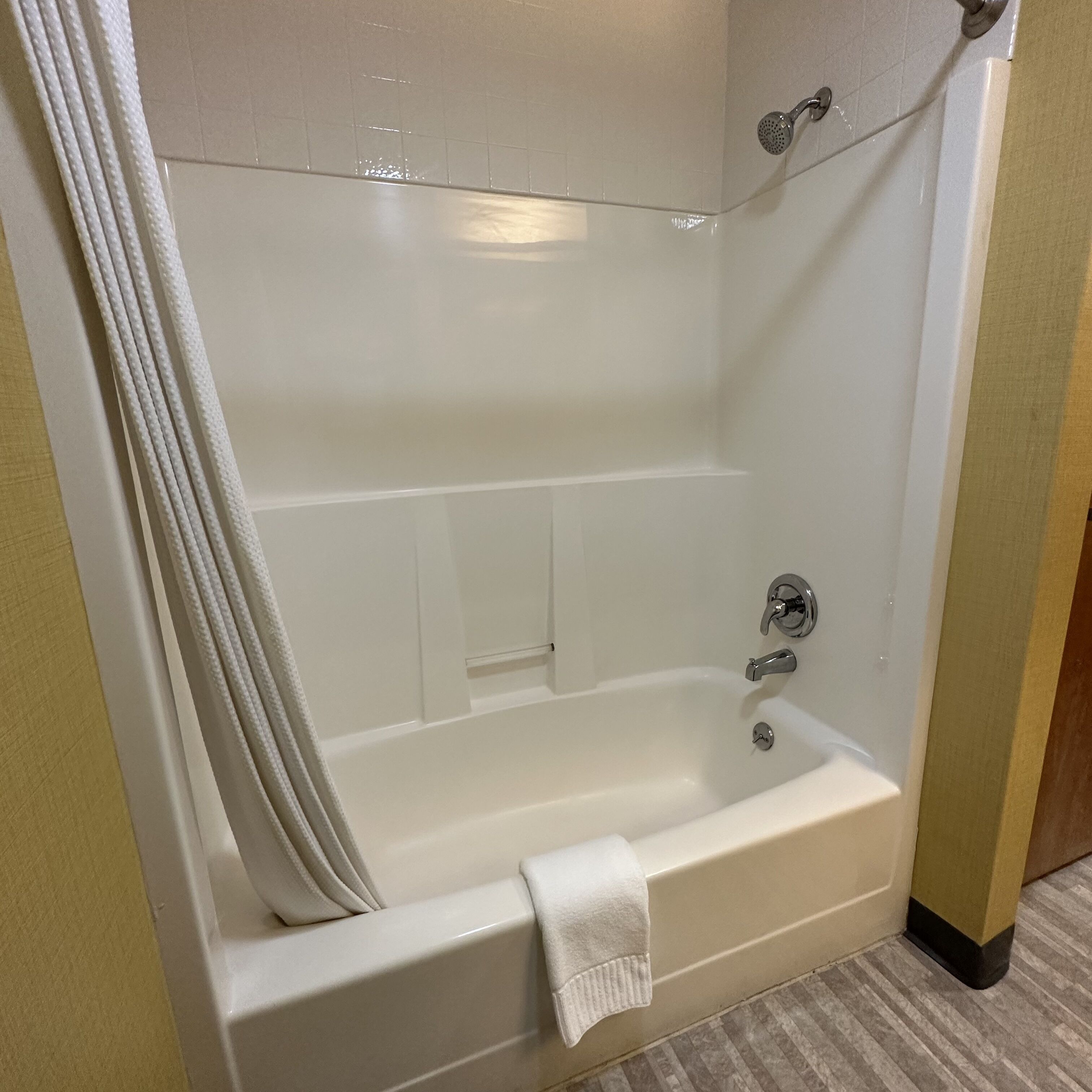 Suite familiale, non-fumeur | Salle de bain | Séchoir à cheveux, serviettes fournies