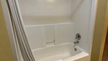 Suite familiale, non-fumeur | Salle de bain | Séchoir à cheveux, serviettes fournies