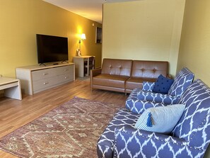 Suite familiar, no fumadors | Sala d'estar | Televisor LED de 32 polzades amb canals per cable i televisor 