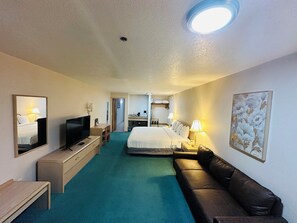 Deluxe Room, 1 King Bed, Non Smoking, Hot Tub | Egyptian cotton sheets, premium bedding, desk, soundproofing - Timberland Inn & Suites (Castle Rock)