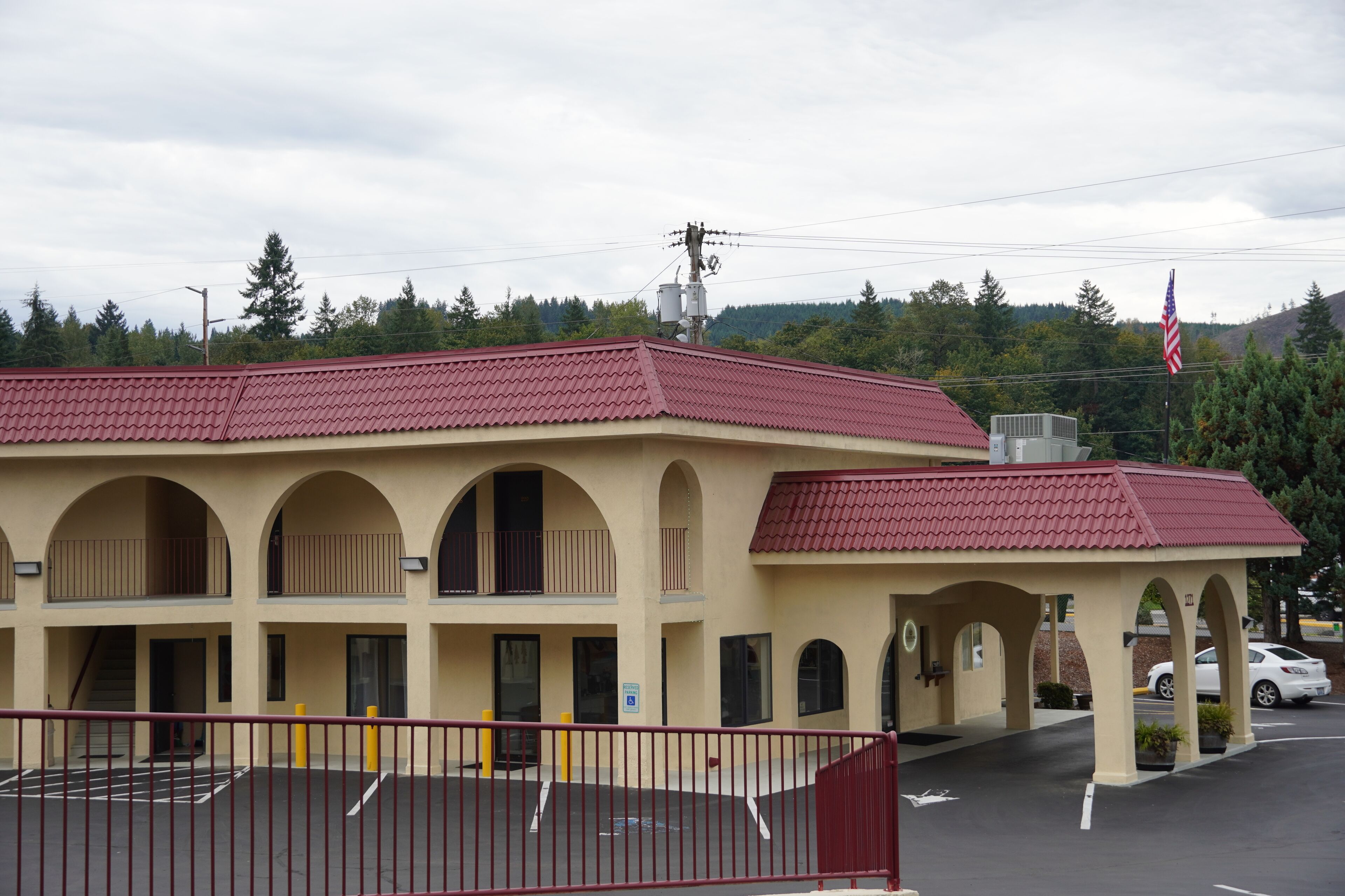 Un bâtiment doté d’un toit recouvert de tuiles rouges et de nombreux balcons.