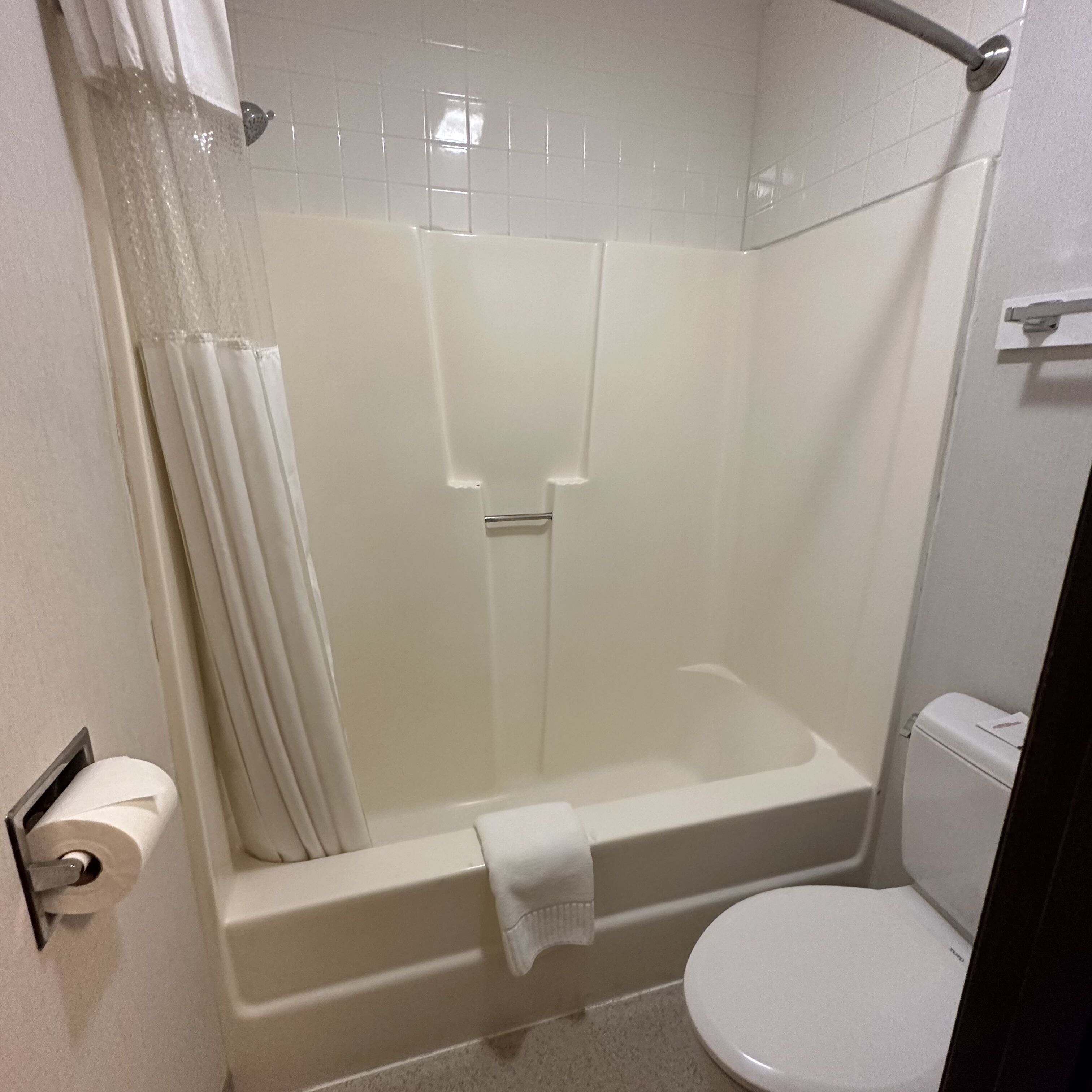 Ein Badezimmer mit Badewanne, Toilette und Duschvorhang.