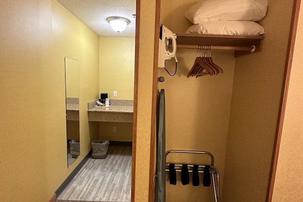 Familiesuite, ikke-røyk | Oppholdsområde | En 32-tommers LED-TV med kabel-kanaler samt TV