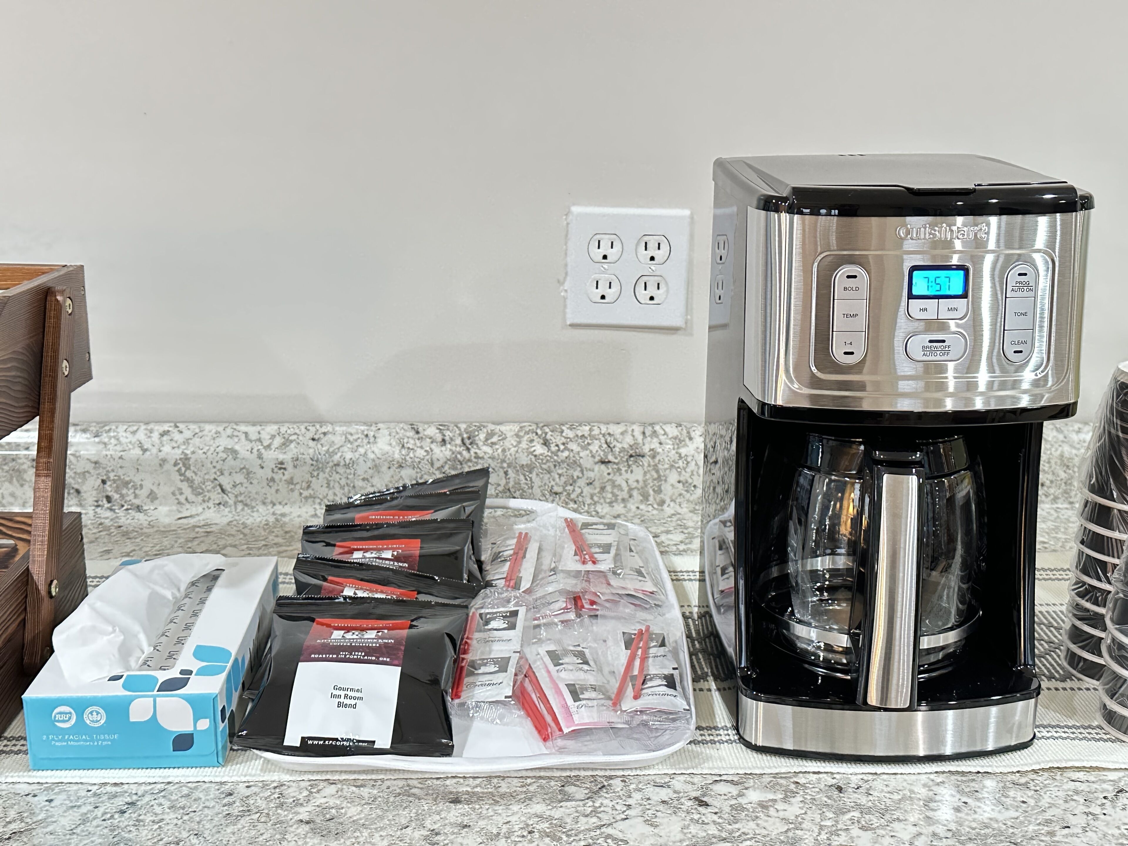 Eine Küche mit Kaffeemaschine, Taschentuchbox und weiteren Taschentüchern.