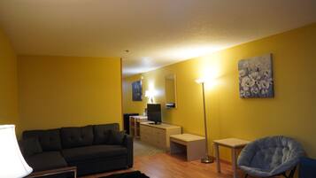 Family Suite, Non Smoking | Living area