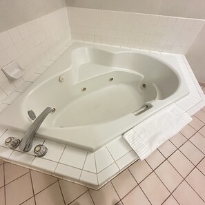 Chambre Deluxe, 1 très grand lit, non-fumeurs, bain à remous | Salle de bain | Sèche-cheveux, serviettes fournies