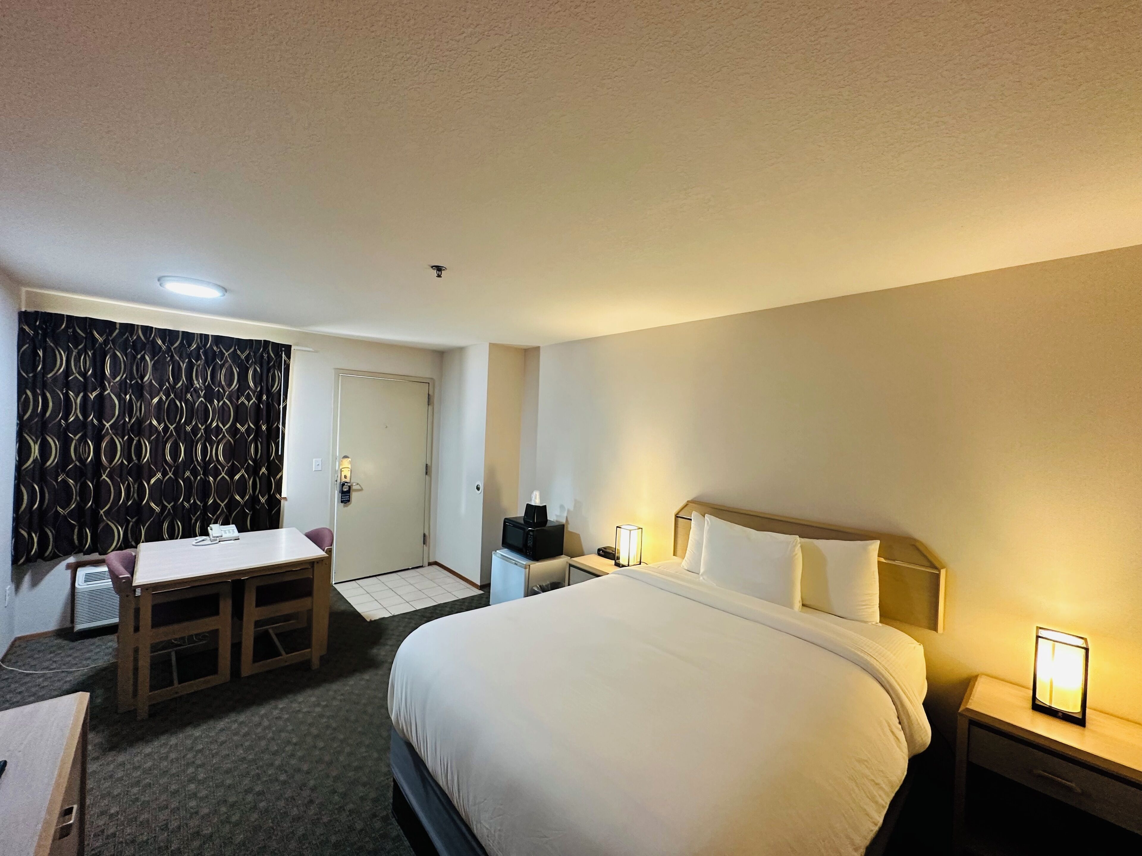 Rom – standard, 1 queensize-seng, ikke-røyk | Sengetøy i egyptisk bomull, sengetøy av topp kvalitet og skrivebord