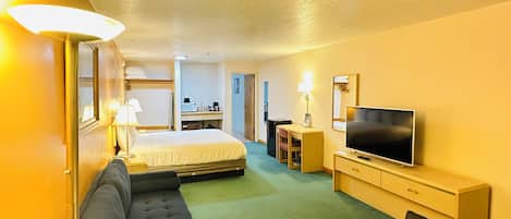 Deluxe Room, 1 King Bed, Non Smoking, Hot Tub | Egyptian cotton sheets, premium bedding, desk, soundproofing