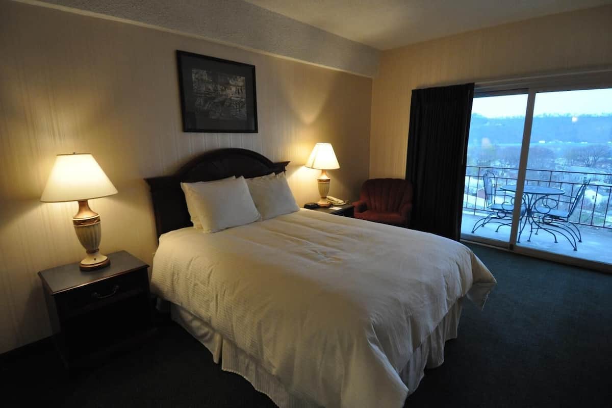Room, 1 Queen Bed, Panoramic River View (Private Balcony) | 办公桌、熨斗/熨衣板、免费婴儿床、折叠床/加床(额外收费)