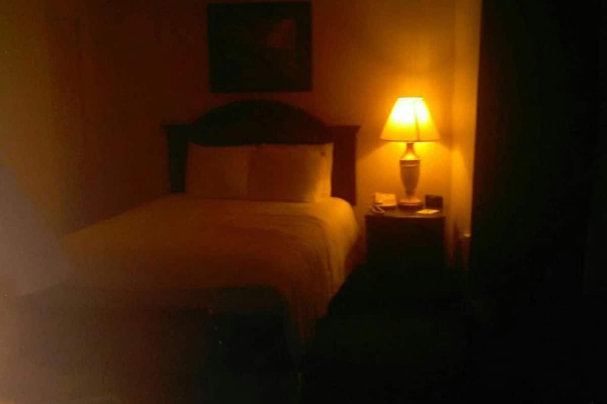 Bureau, fer et planche à repasser, lits bébé (gratuits)