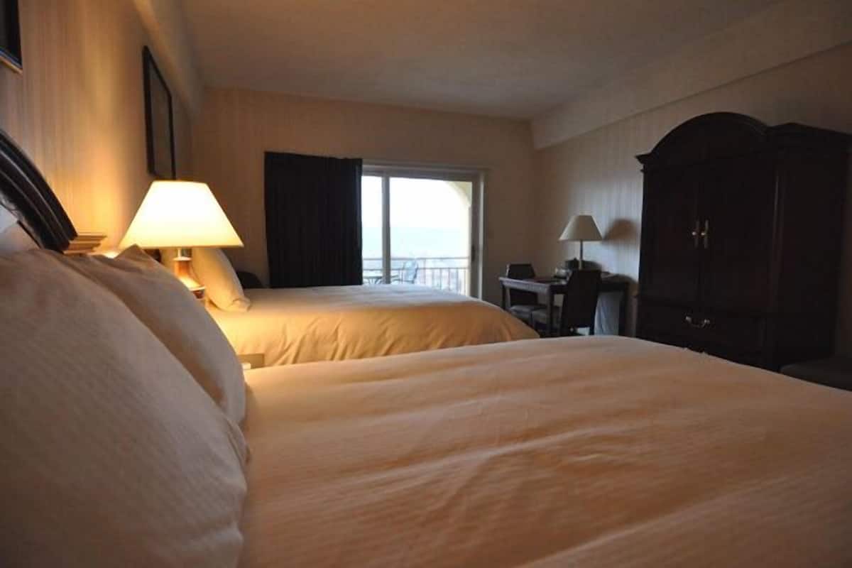 Double Room, 2 Double Beds, Panoramic River View (Private Balcony) | 办公桌、熨斗/熨衣板、免费婴儿床、折叠床/加床(额外收费)