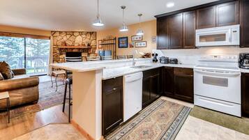 Condo, 1 Bedroom Breckenridge Business License No. 40466 | Private kitchenette | Full-sized fridge, microwave, oven, dishwasher