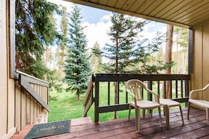 Appart'hôtel Deluxe, 1 chambre, vue montagne, rez-de-chaussée | Terrasse/Patio