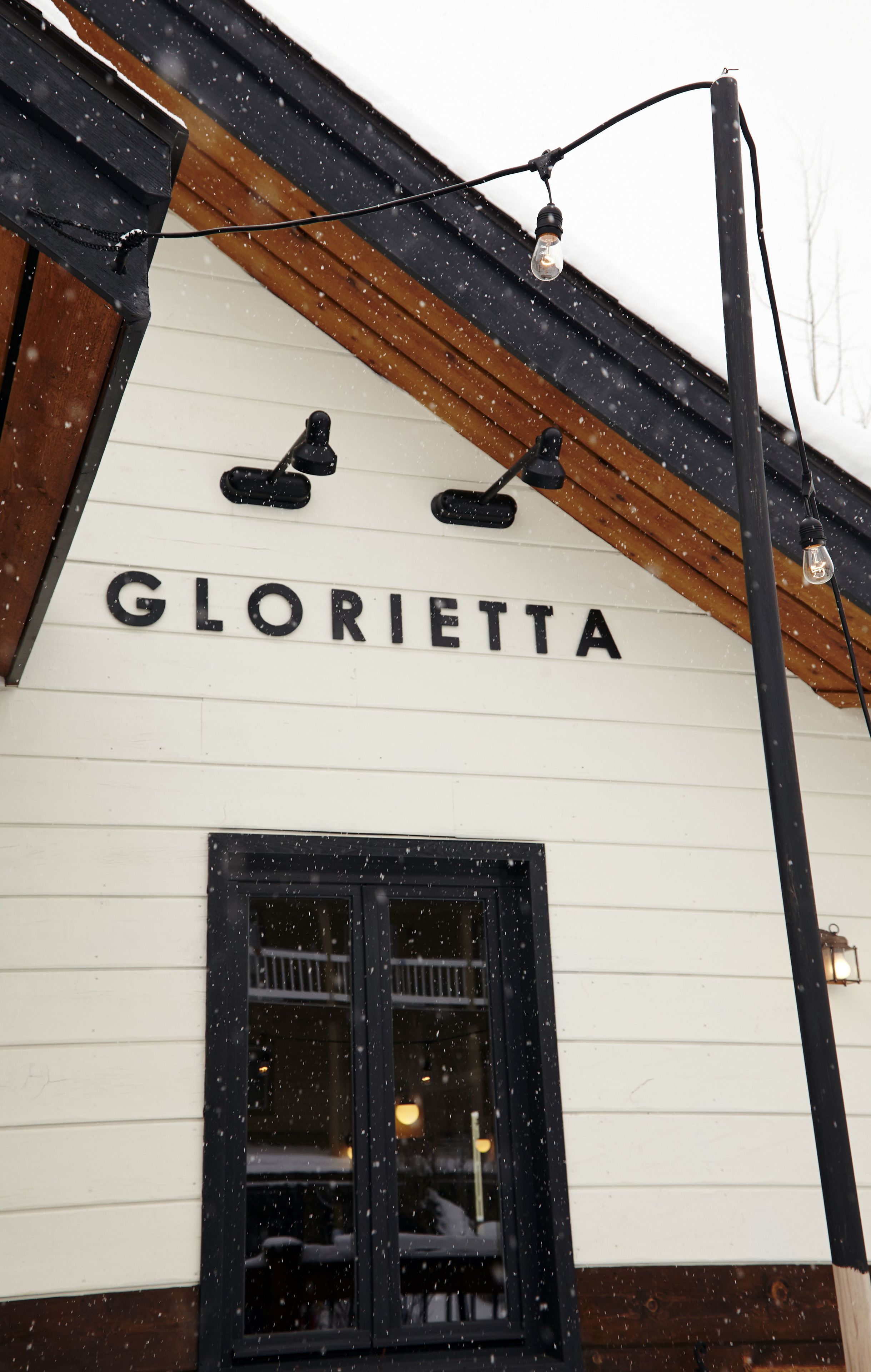 Un edificio con el nombre "GLORIETTA" en la fachada.