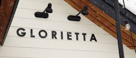 Un edificio con el nombre "GLORIETTA" en la fachada.