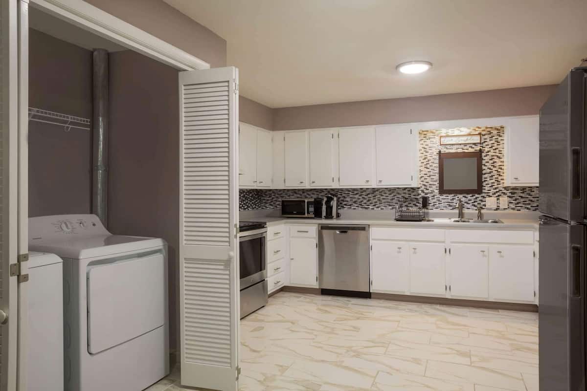 Private kitchen | Fridge, microwave, coffee/tea maker