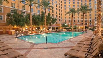 3 من حمّامات السباحة الخارجية